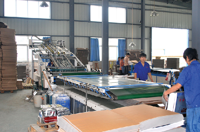 全自動(dòng)裱瓦機(jī)車間